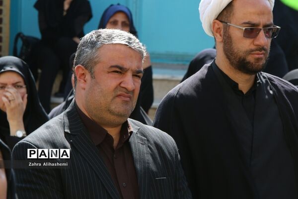 برنامه نمادین پیاده‌روی در اربعین دانش‌آموزان دبیرستان شاهد باهنر