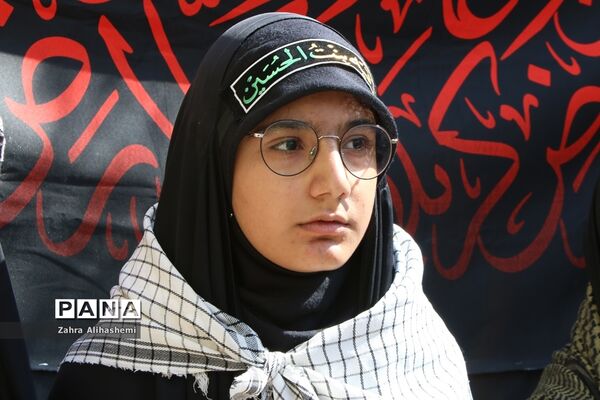 برنامه نمادین پیاده‌روی در اربعین دانش‌آموزان دبیرستان شاهد باهنر