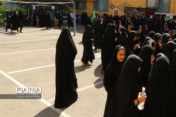 برنامه نمادین پیاده‌روی در اربعین دانش‌آموزان دبیرستان شاهد باهنر