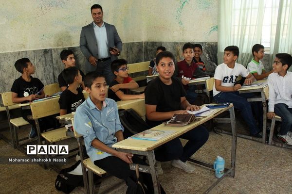 بازدید نماینده مردم خرمشهر و هیات همراه از دبستان امام هادی (ع) کوی مولوی خرمشهر