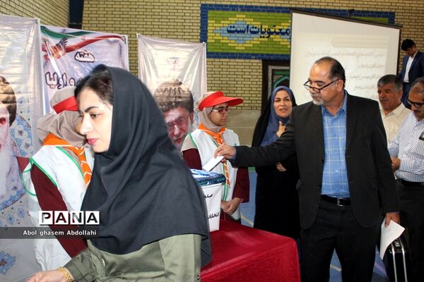 جلسه عمومی انجمن اولیاء و مربیان دبیرستان شهید سهام خیام بوشهر