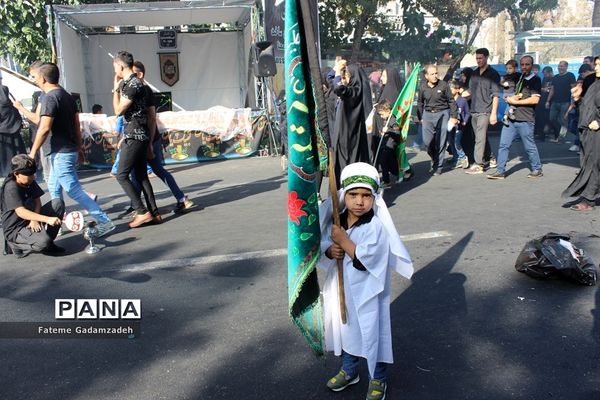 شورحضورعاشقان حسینی جامانده ازسفرکربلا درراهپیمایی اربعین شهرری