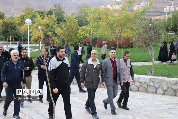 کوهپیمایی کارکنان آموزش و پرورش خراسان رضوی در هفته تربیت بدنی