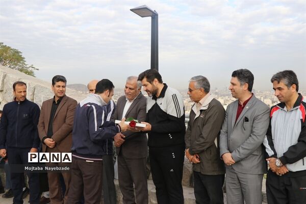 کوهپیمایی کارکنان آموزش و پرورش خراسان رضوی در هفته تربیت بدنی