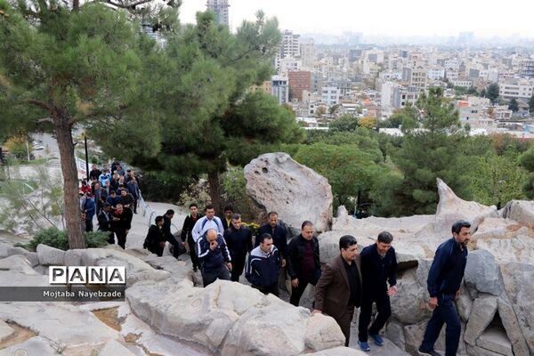 کوهپیمایی کارکنان آموزش و پرورش خراسان رضوی در هفته تربیت بدنی