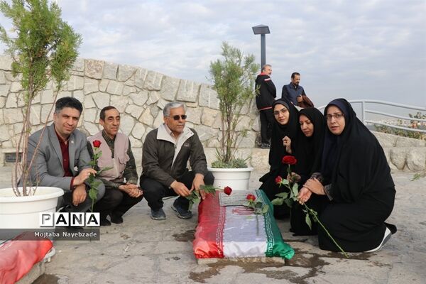 کوهپیمایی کارکنان آموزش و پرورش خراسان رضوی در هفته تربیت بدنی
