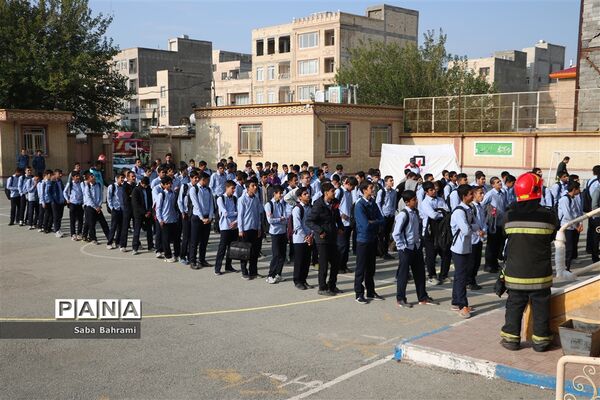 مراسم گرامیداشت هفته پدافند غیر عامل و اجرای مانور اطفاء حریق و خروج اضطراری