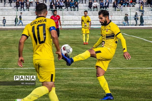 دیدار تیم های فوتبال نود ارومیه و آرمان‎گهرسیرجان