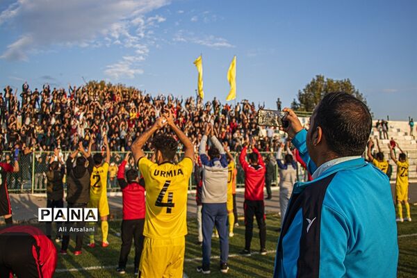 دیدار تیم های فوتبال نود ارومیه و آرمان‎گهرسیرجان