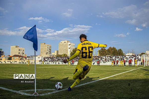 دیدار تیم های فوتبال نود ارومیه و آرمان‎گهرسیرجان