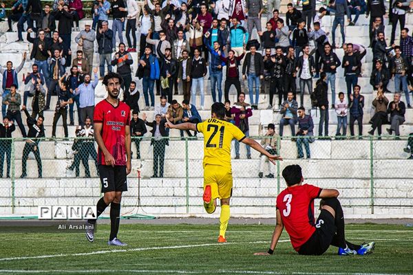 دیدار تیم های فوتبال نود ارومیه و آرمان‎گهرسیرجان