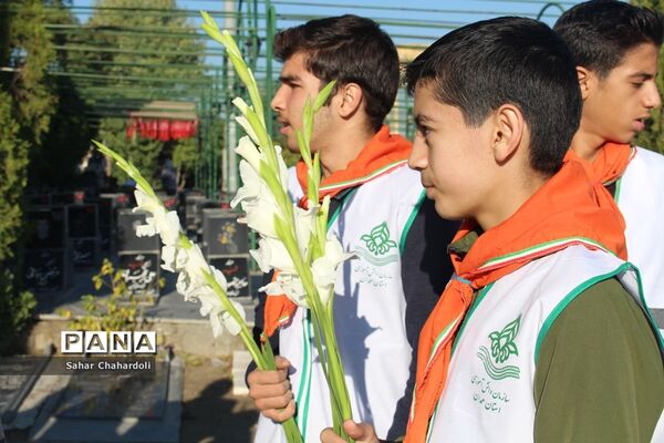 غبارروبی و عطر افشانی مزار شهدای همدان توسط دانش آموزان پیشتاز