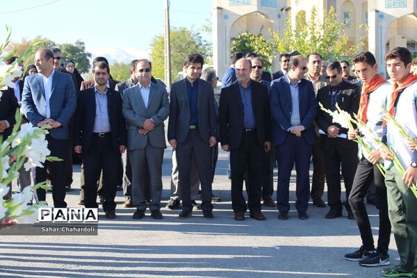 غبارروبی و عطر افشانی مزار شهدای همدان توسط دانش آموزان پیشتاز