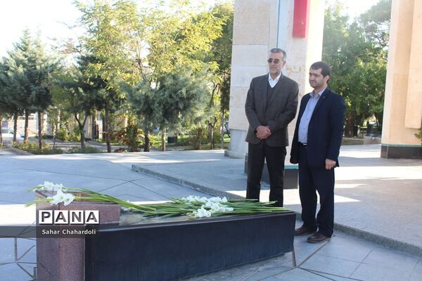 غبارروبی و عطر افشانی مزار شهدای همدان توسط دانش آموزان پیشتاز