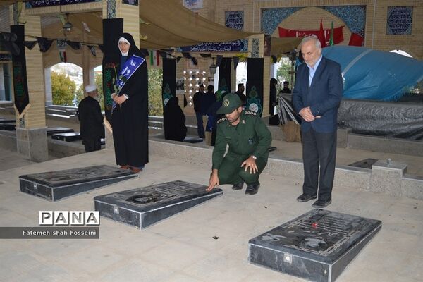 عطر افشانی گلزار شهدای فیروزکوه توسط دانش‌آموزان بسیجی