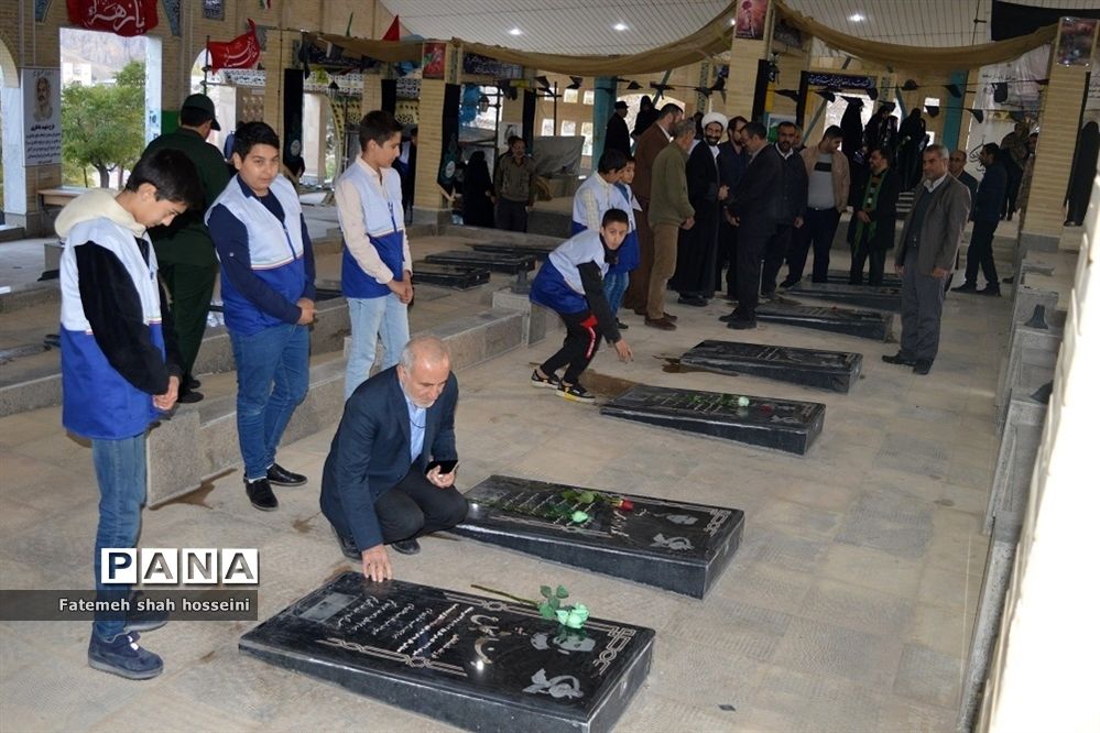 عطر افشانی گلزار شهدای فیروزکوه توسط دانش‌آموزان بسیجی