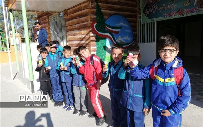 تجلیل از نفرات برتر مسابقه نقاشی در دبستان علامه حلی 1 دوره اول