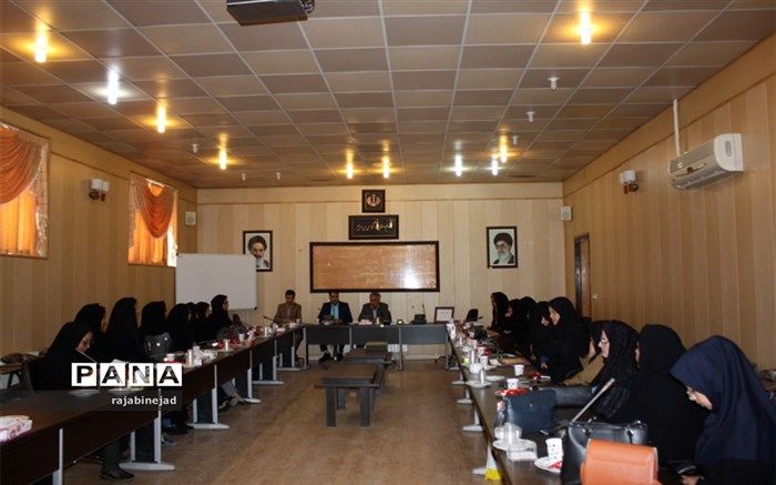 نشست هم اندیشی  موسسان پیش دبستانی ابرکوه برگزارشد