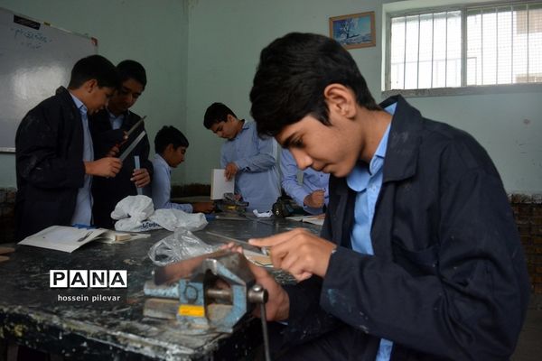 اولین جلسه کارگاه آموزشی در دبیرستان شهید نواب صفوی بیرجند