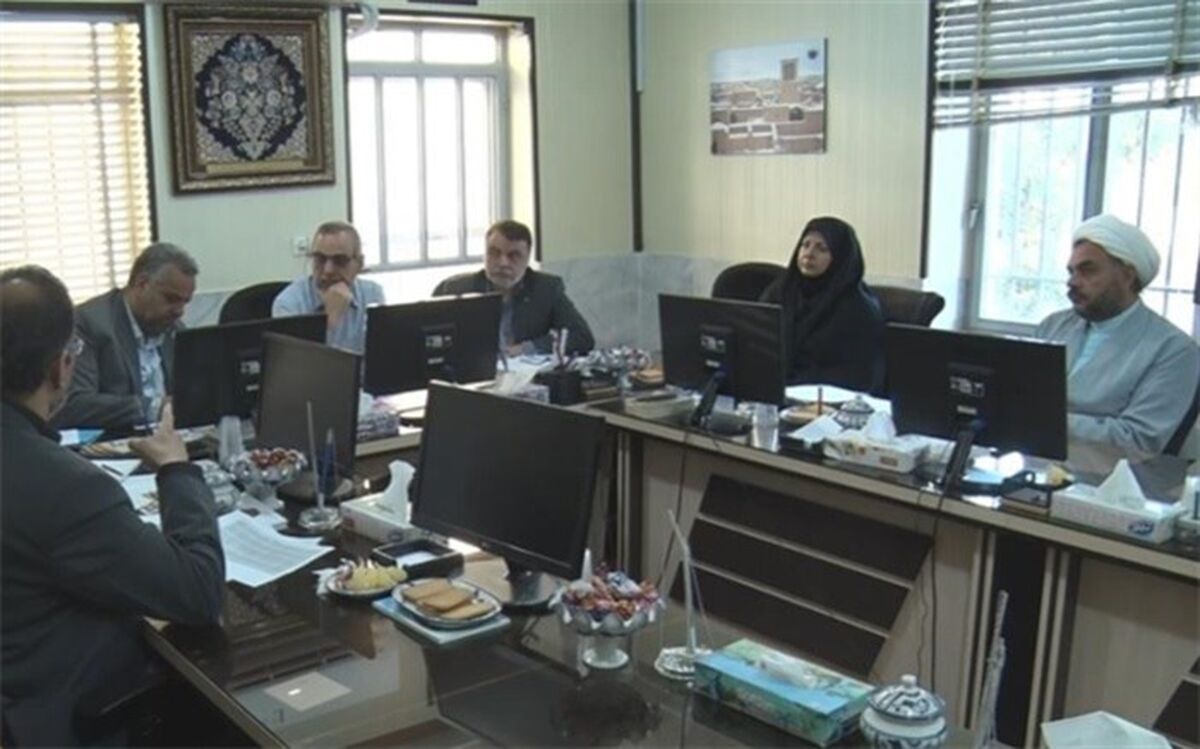 جلسه بررسی مسائل و مشکلات عمران و زیباسازی میبد با حضور فرماندار