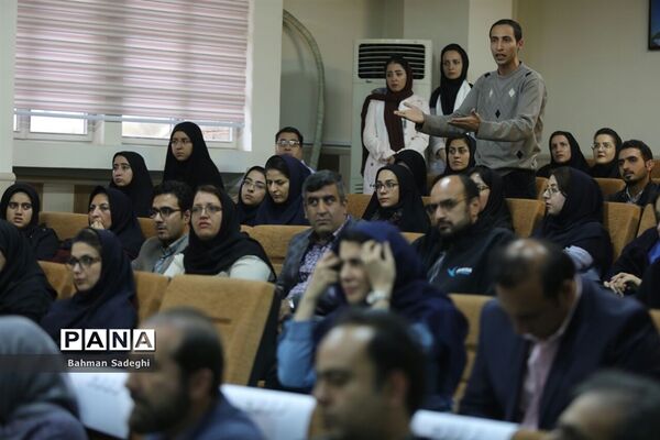 نشست نقد و بررسی طرح یک فوریتی(رفع انحصار از زبان انگلیسی در نظام آموزش همگانی کشور)