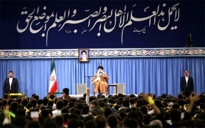 رهبر انقلاب: نمی‌گویم رابطه‌ها را قطع کنید بلکه می‌گویم به خارجی‌ها دل نبندید و فقط به داخل دل ببندید