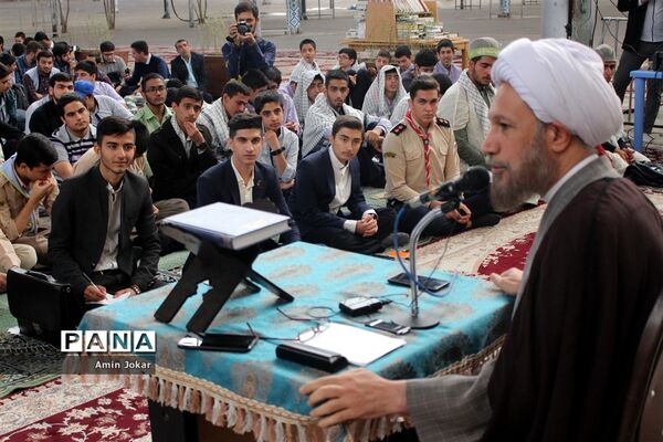 دیدار دانش آموزان نخبه و برگزیده کشوری فارس با نماینده ولی فقیه در استان فارس