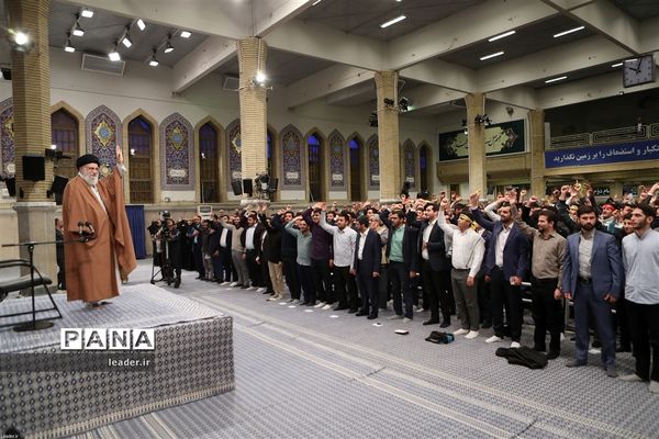 دیدار هزاران نفر از دانش‌آموزان و دانشجویان  با رهبر انقلاب اسلامی