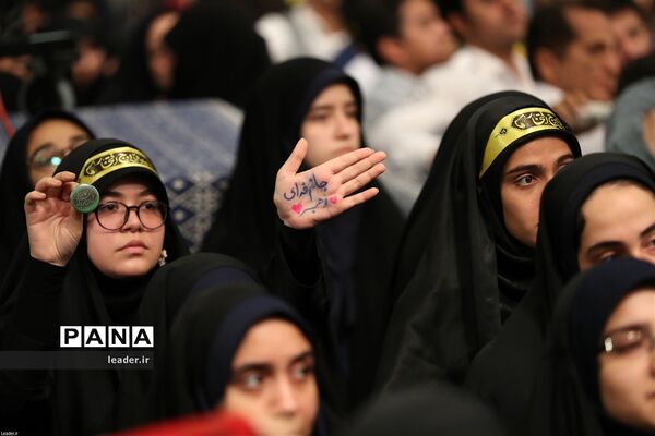 دیدار هزاران نفر از دانش‌آموزان و دانشجویان  با رهبر انقلاب اسلامی