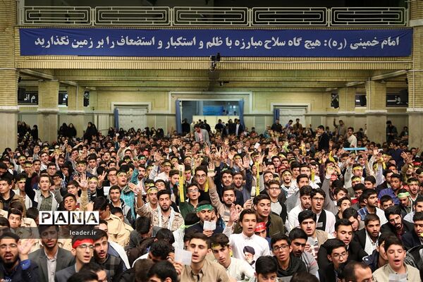 دیدار هزاران نفر از دانش‌آموزان و دانشجویان  با رهبر انقلاب اسلامی