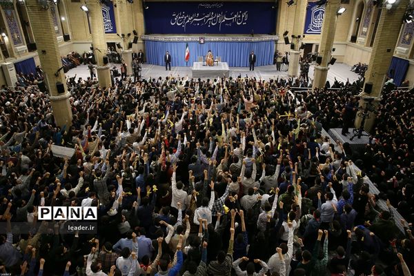 دیدار هزاران نفر از دانش‌آموزان و دانشجویان  با رهبر انقلاب اسلامی