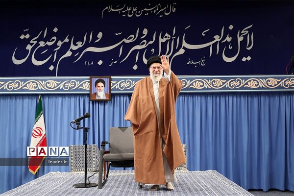 دیدار هزاران نفر از دانش‌آموزان و دانشجویان  با رهبر انقلاب اسلامی