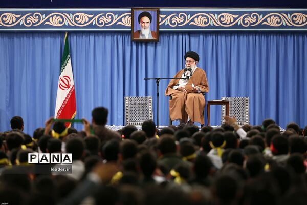 دیدار هزاران نفر از دانش‌آموزان و دانشجویان  با رهبر انقلاب اسلامی