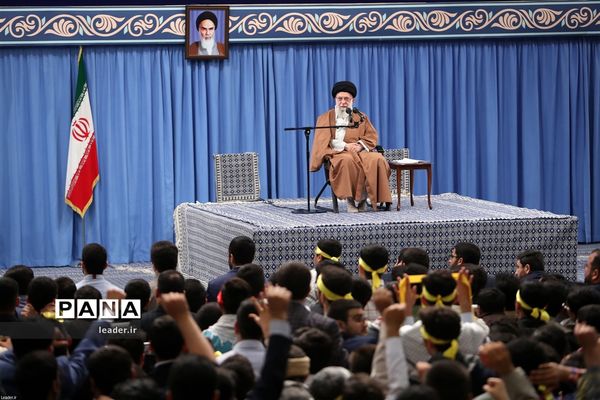 دیدار هزاران نفر از دانش‌آموزان و دانشجویان  با رهبر انقلاب اسلامی