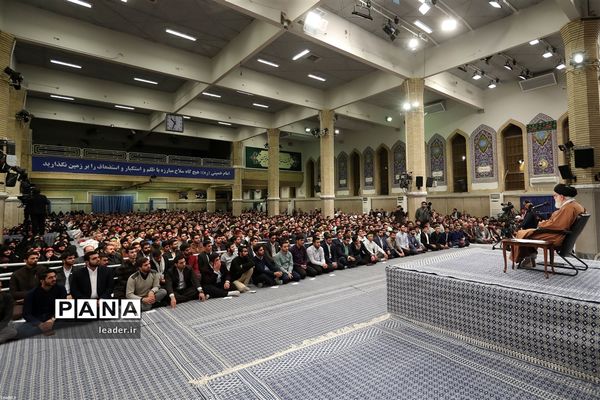 دیدار هزاران نفر از دانش‌آموزان و دانشجویان  با رهبر انقلاب اسلامی
