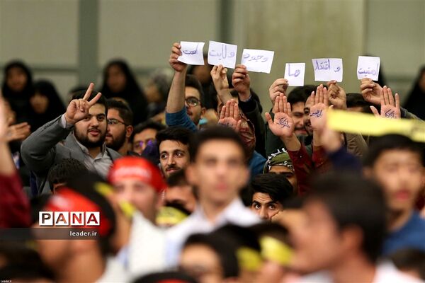دیدار هزاران نفر از دانش‌آموزان و دانشجویان  با رهبر انقلاب اسلامی