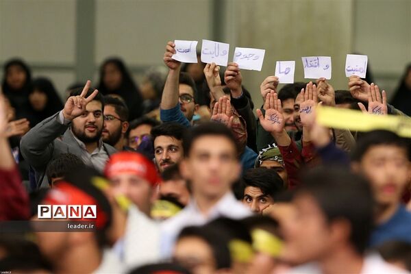 دیدار هزاران نفر از دانش‌آموزان و دانشجویان  با رهبر انقلاب اسلامی