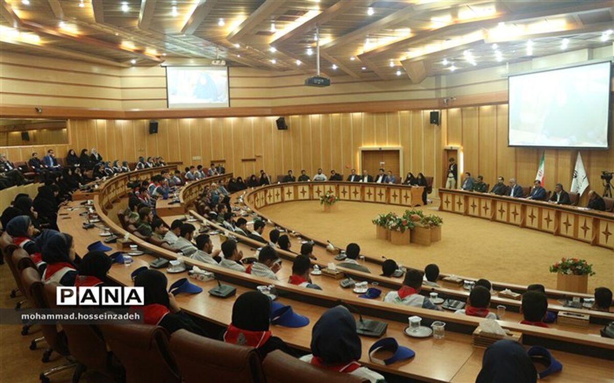نشست صمیمی تشکل‌های دانش آموزی با استاندار گیلان