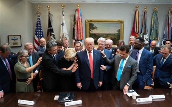 واکنش جالب برخی کاربران در فضای مجازی به دعای دسته‌جمعی گروهی از رهبران مسیحی برای ترامپ