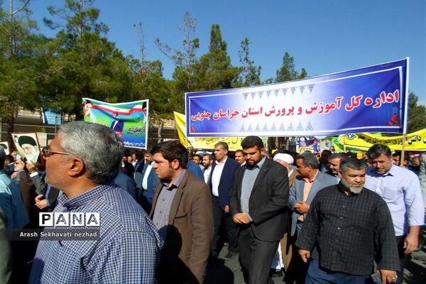 حضور پیشتازان  و فرهنگیان شهرستان بیرجند  در راهپیمایی 13 آبان