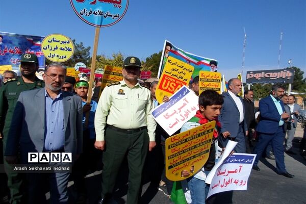 حضور پیشتازان  و فرهنگیان شهرستان بیرجند  در راهپیمایی 13 آبان