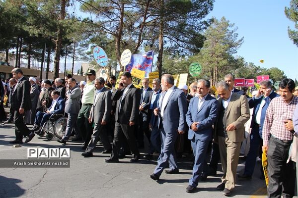 حضور پیشتازان  و فرهنگیان شهرستان بیرجند  در راهپیمایی 13 آبان