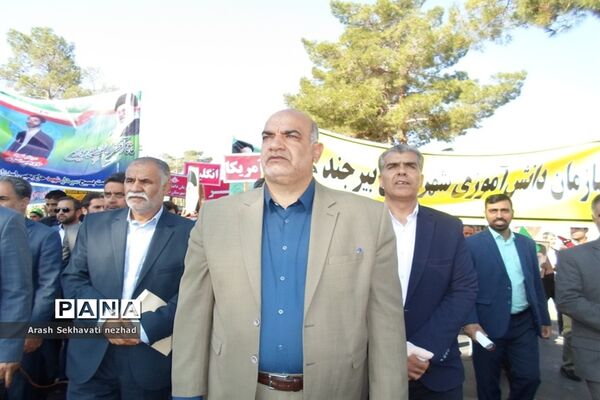 حضور پیشتازان  و فرهنگیان شهرستان بیرجند  در راهپیمایی 13 آبان