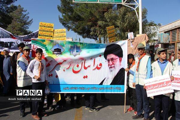 حضور پیشتازان  و فرهنگیان شهرستان بیرجند  در راهپیمایی 13 آبان