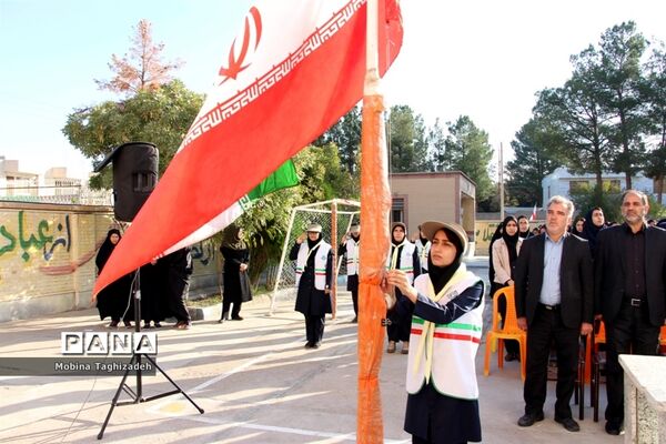 زنگ استکبار ستیزی در دبیرستان دخترانه عفاف بیرجند