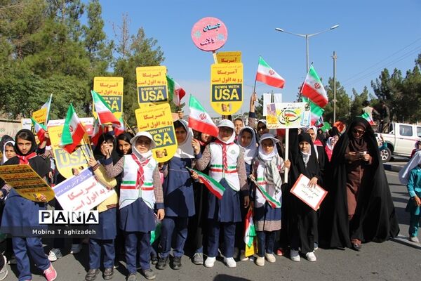 حضور پیشتازان دختر سازمان دانش‌آموزی در راهپیمایی 13آبان