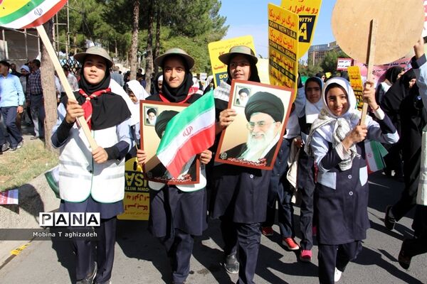 حضور پیشتازان دختر سازمان دانش‌آموزی در راهپیمایی 13آبان
