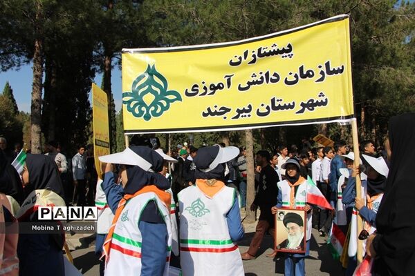 حضور پیشتازان دختر سازمان دانش‌آموزی در راهپیمایی 13آبان