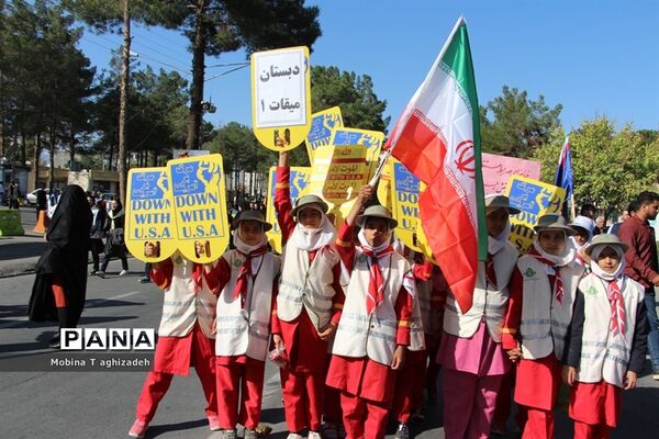 حضور پیشتازان دختر سازمان دانش‌آموزی در راهپیمایی 13آبان