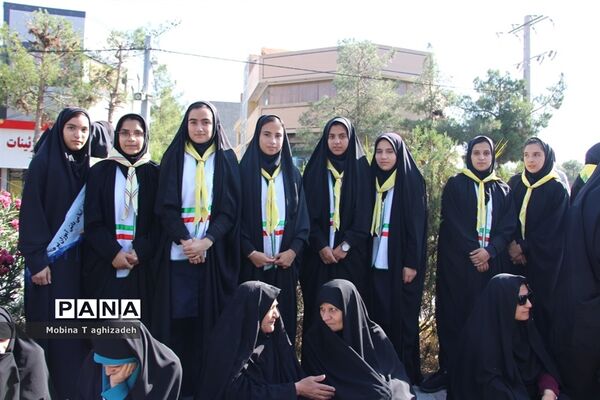 حضور پیشتازان دختر سازمان دانش‌آموزی در راهپیمایی 13آبان